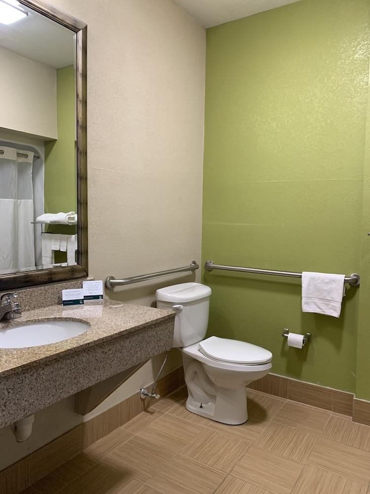 Quality Inn & Suites Quantico Stafford Exterior foto